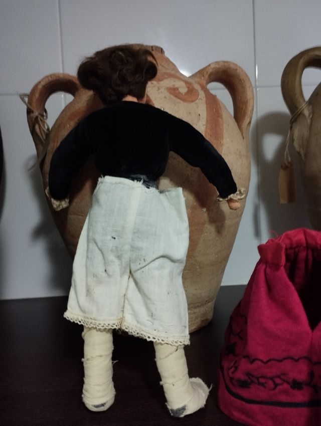 Muñeca muy antigua, traje regional alcarreña.