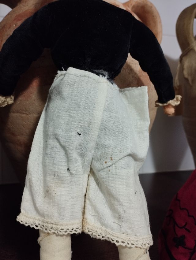 Muñeca muy antigua, traje regional alcarreña.