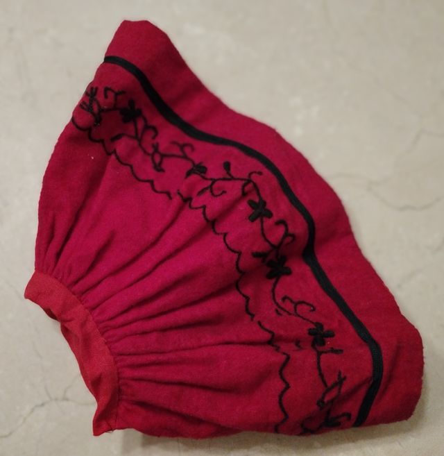 Muñeca muy antigua, traje regional alcarreña.