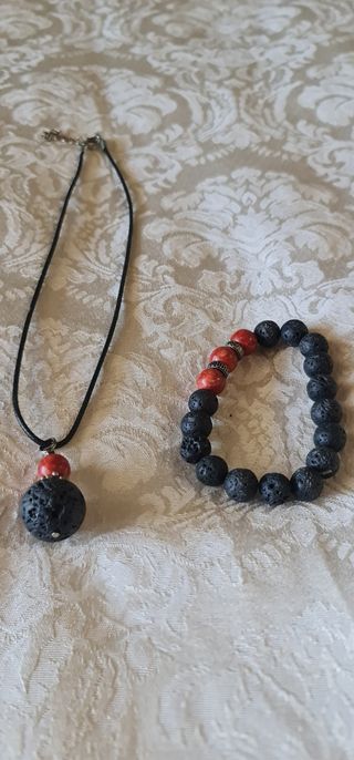Pulsera y colgante de piedras volcánicas.