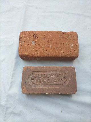 Ladrillos antiguos barro pedestal