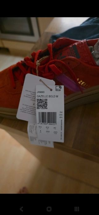 Zapatillas Adidas Gazelle rojas y rosas