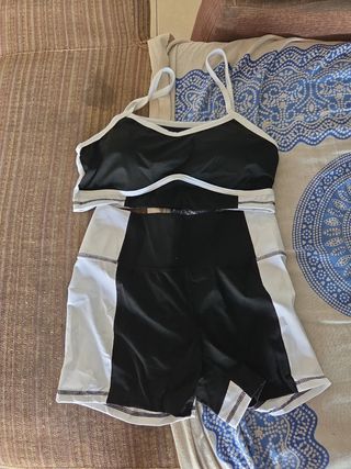 Conjunto deportivo negro y blanco
