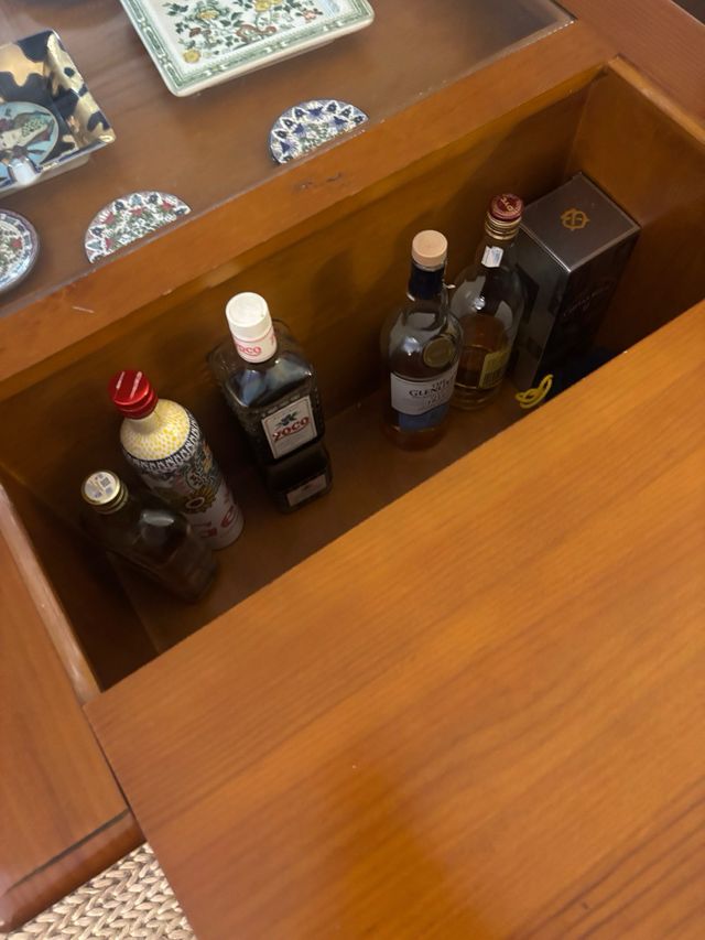 Mesa de café em madeira - 2 prateleiras de vinho