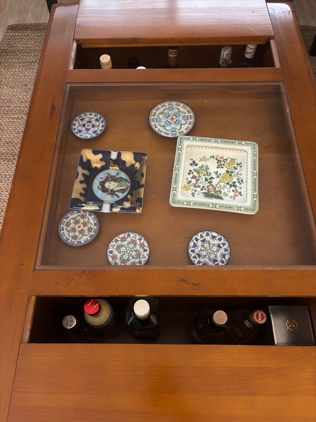 Mesa de café em madeira - 2 prateleiras de vinho