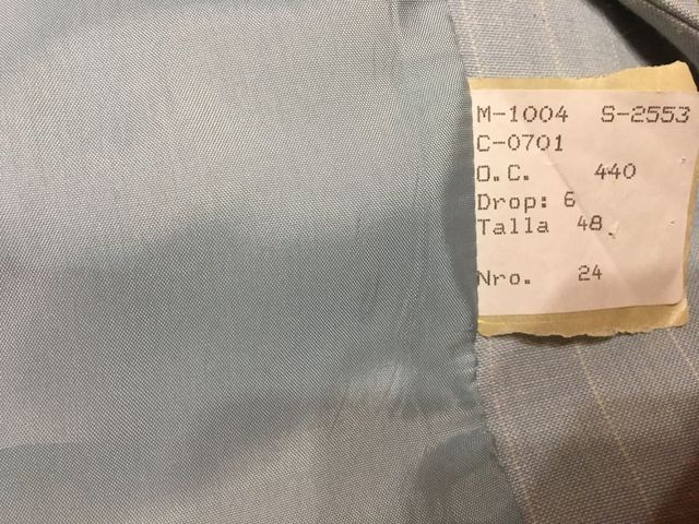 Traje azul ENZO ROMANO y camisas de Carlos Córdoba