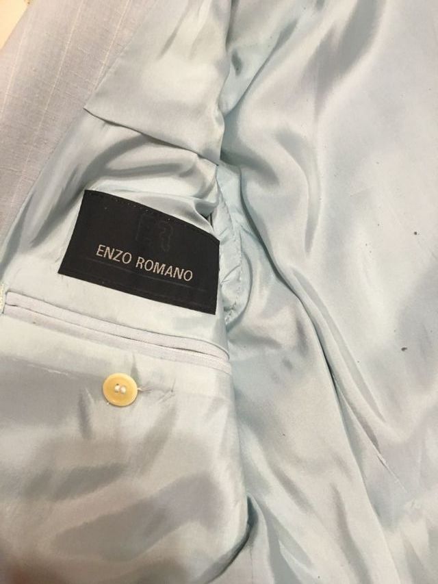 Traje azul ENZO ROMANO y camisas de Carlos Córdoba