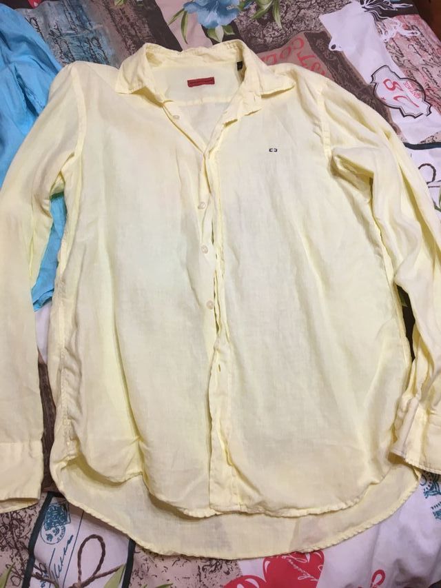 Traje azul ENZO ROMANO y camisas de Carlos Córdoba