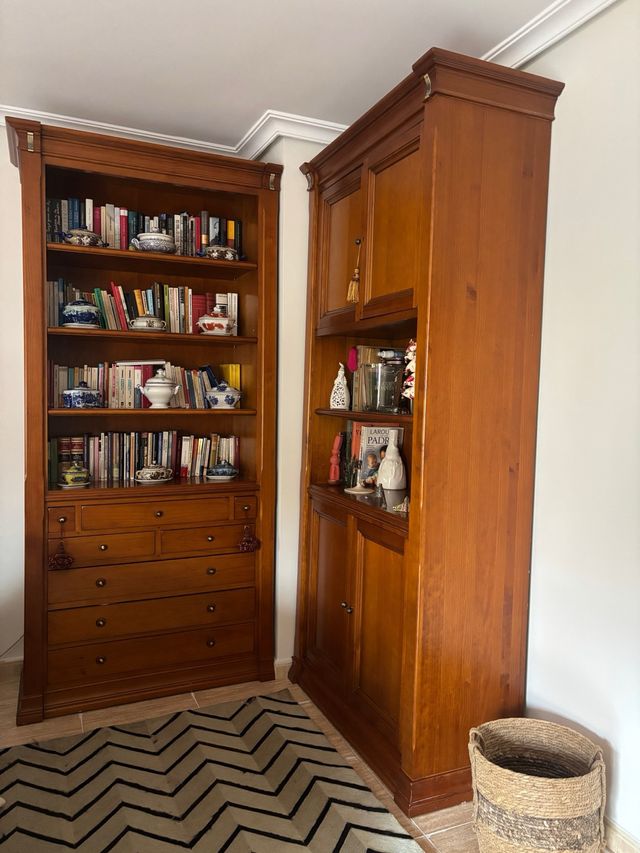 Estante de madeira e mobiliário de sala