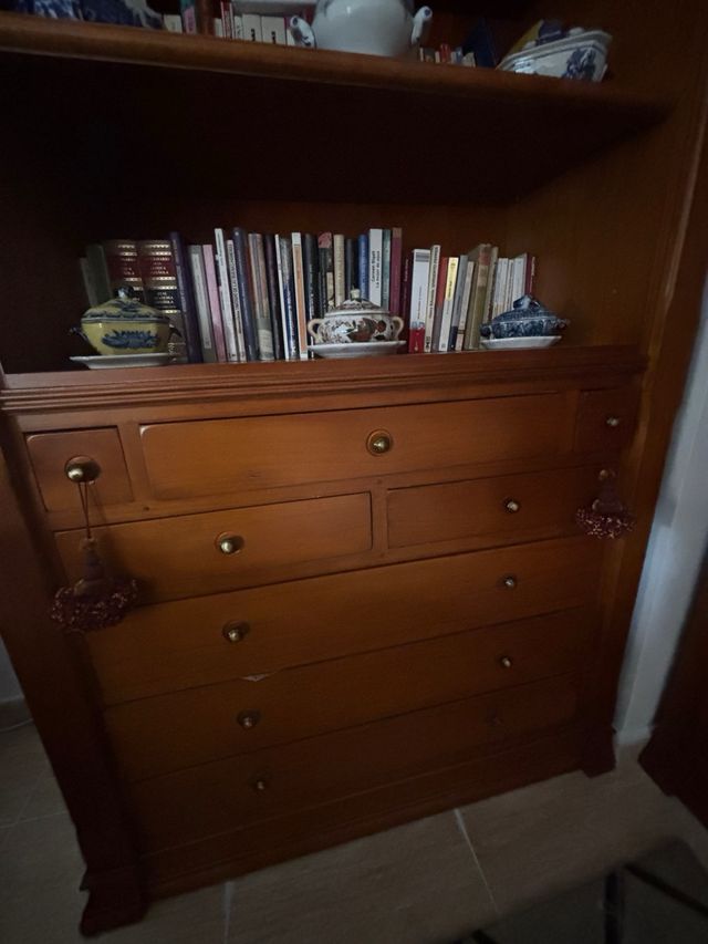 Estante de madeira e mobiliário de sala