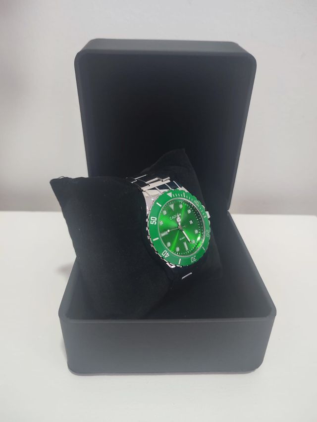 Reloj metálico esfera verde