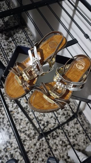 Sandalias e.amo doradas