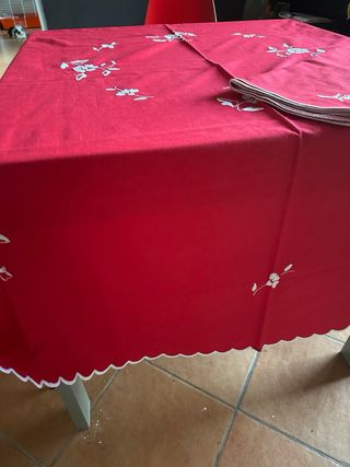 Tovaglia rossa ricamata a mano cotone 8 posti