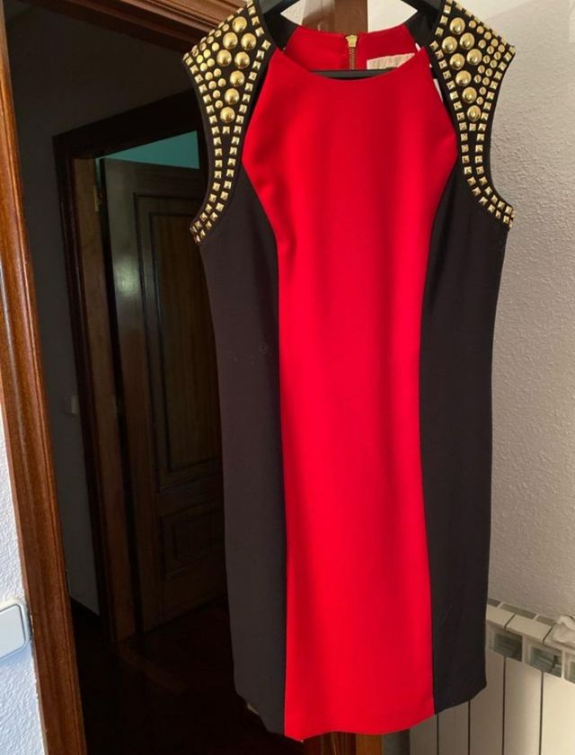 Vestido rojo y negro con tachuelas