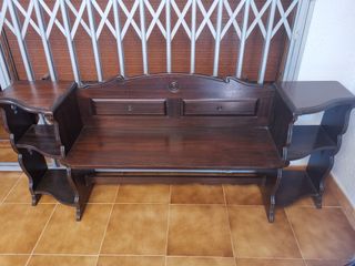 Banco antiguo con estantes de madera
