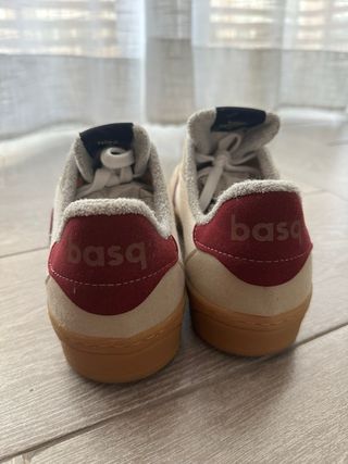 Zapatillas BASQ beige y rojas, talla 41