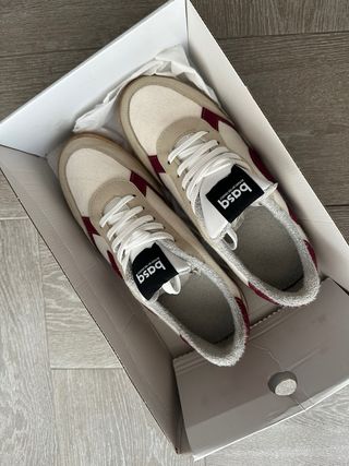 Zapatillas BASQ beige y rojas, talla 41