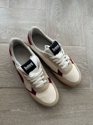 Zapatillas BASQ beige y rojas, talla 41