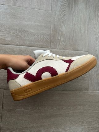 Zapatillas BASQ beige y rojas, talla 41