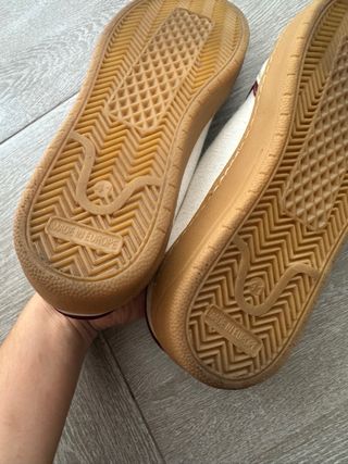 Zapatillas BASQ beige y rojas, talla 41