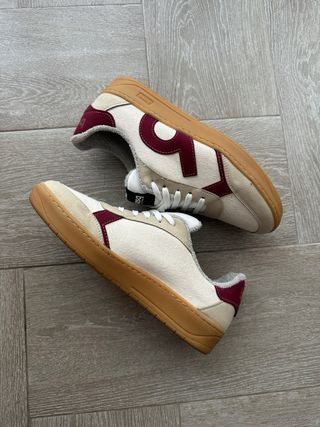 Zapatillas BASQ beige y rojas, talla 41