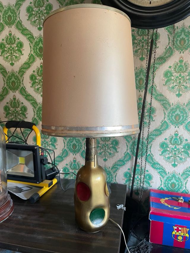 Lampara vintage única y botella