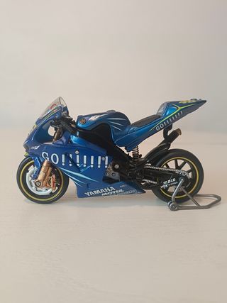Moto Yamaha YYRZ-M1 Valentino Rossi 2004