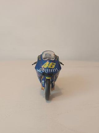 Moto Yamaha YYRZ-M1 Valentino Rossi 2004