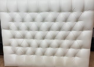Cabecero capitoné auténtico en blanco de polipiel