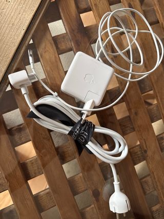 Cargador Mac book. Apple. el de la cinta no
