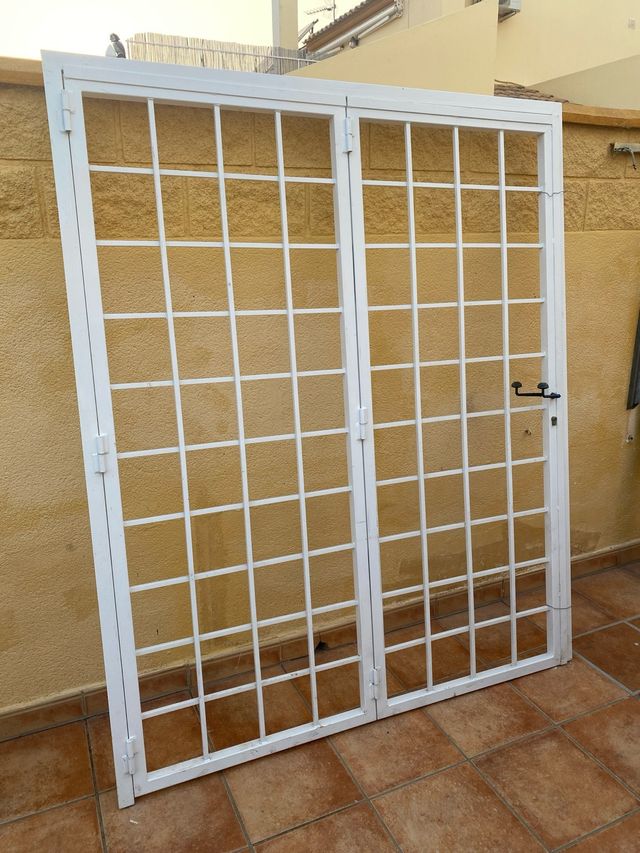 Puerta rejilla blanca metálica. 1 und .1,70x 2,08