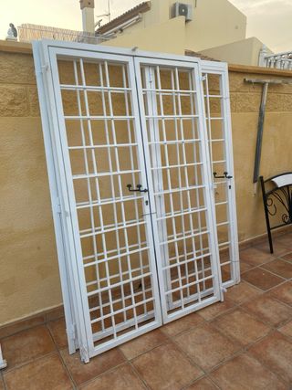 Puerta rejilla blanca metálica. 1 und .1,70x 2,08