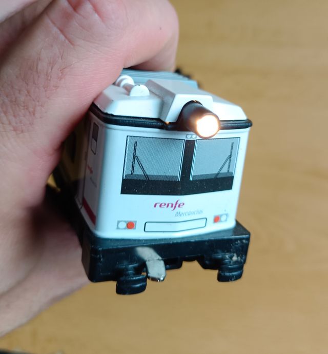 Tren Renfe Mercancías a pilas funcionando