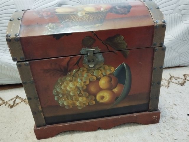 Baúl madera pintado fruta