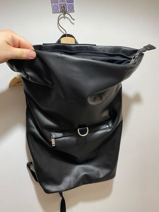 Mochila solapa con hebilla hombre negra de Zara 