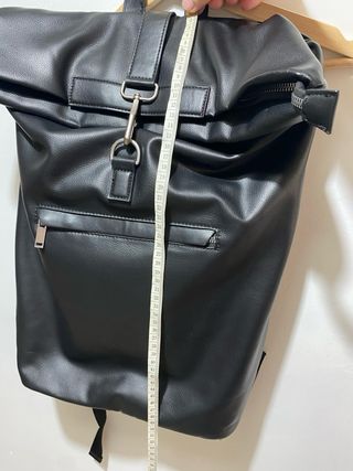 Mochila solapa con hebilla hombre negra de Zara 