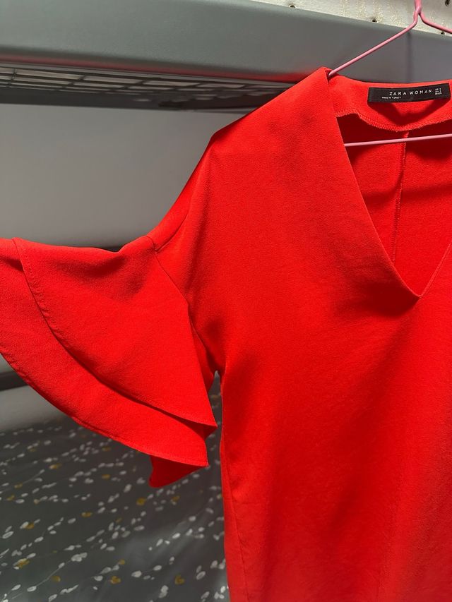 Vestido rojo con volantes de zara.
