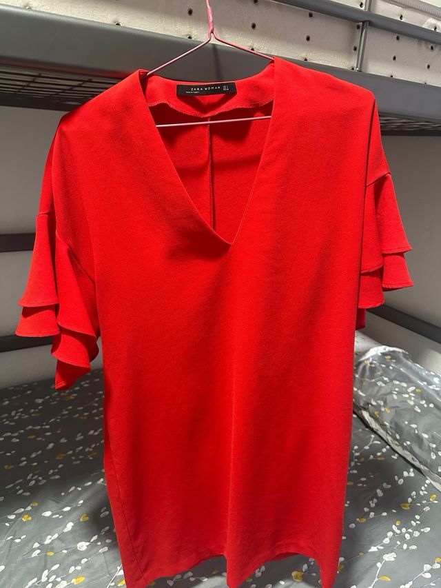 Vestido rojo con volantes de zara.