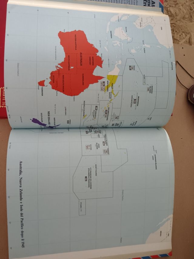 Atlante Mondiale + Francobolli