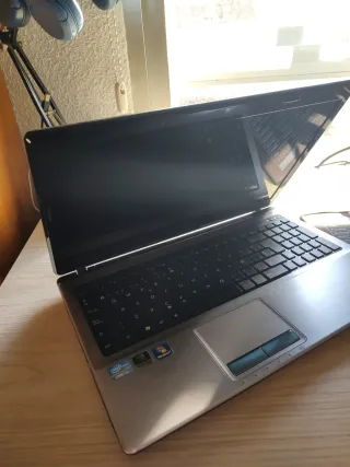 Combo torre HP y portátil Asus