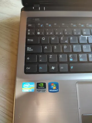 Combo torre HP y portátil Asus