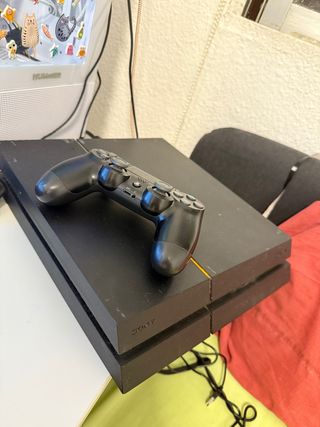 PS4 (PlayStation 4) negra y mando