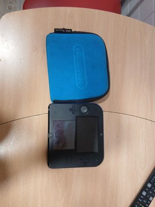 Nintendo 2DS negra + funda azul