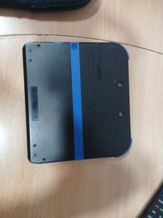 Nintendo 2DS negra + funda azul