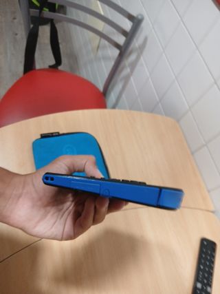 Nintendo 2DS negra + funda azul