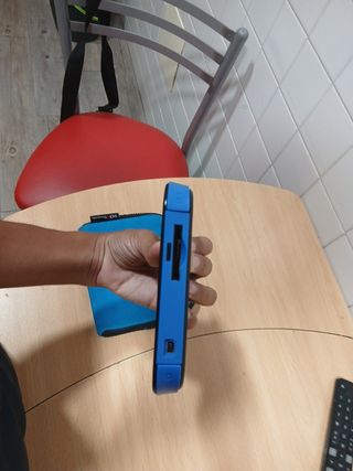 Nintendo 2DS negra + funda azul