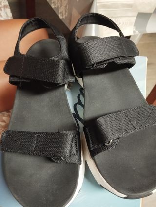 Sandalias Skechers ArchFit - Negras