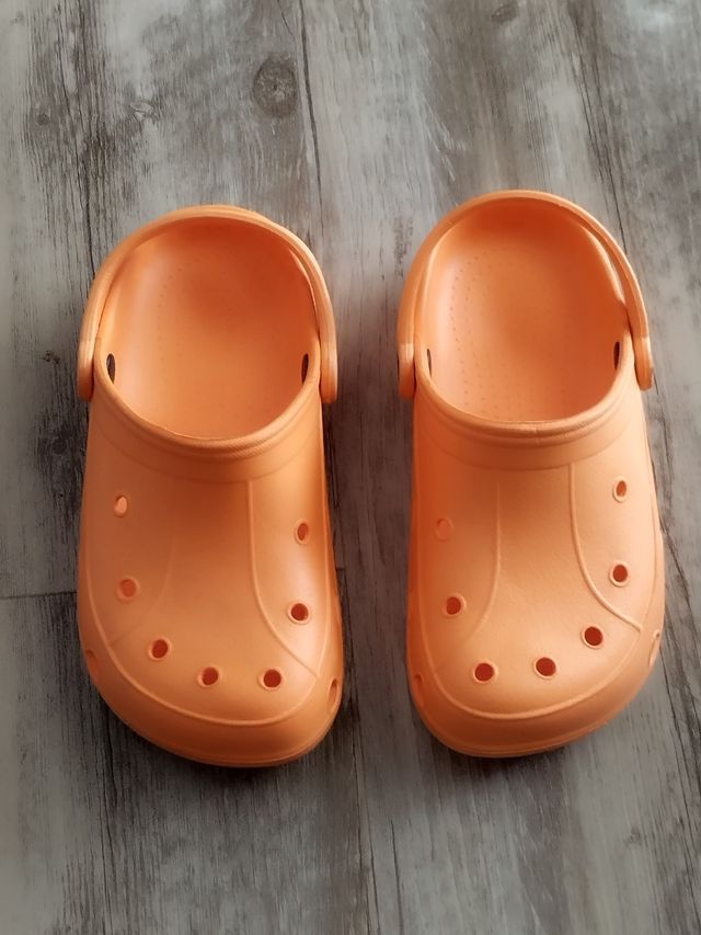 Sandalias goma naranja T-36.