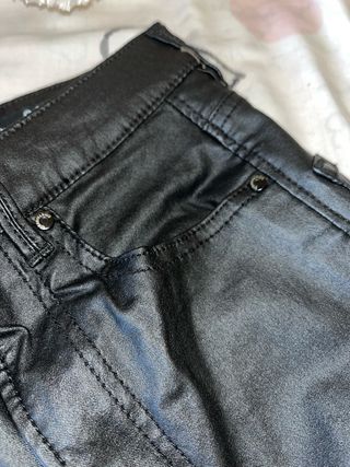 Pantalones negros efecto piel - Talla S