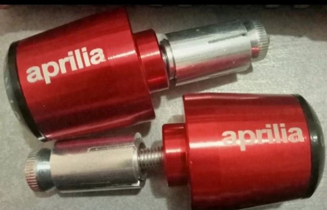 Manopole e contrappesi rossi Aprilia RSV4